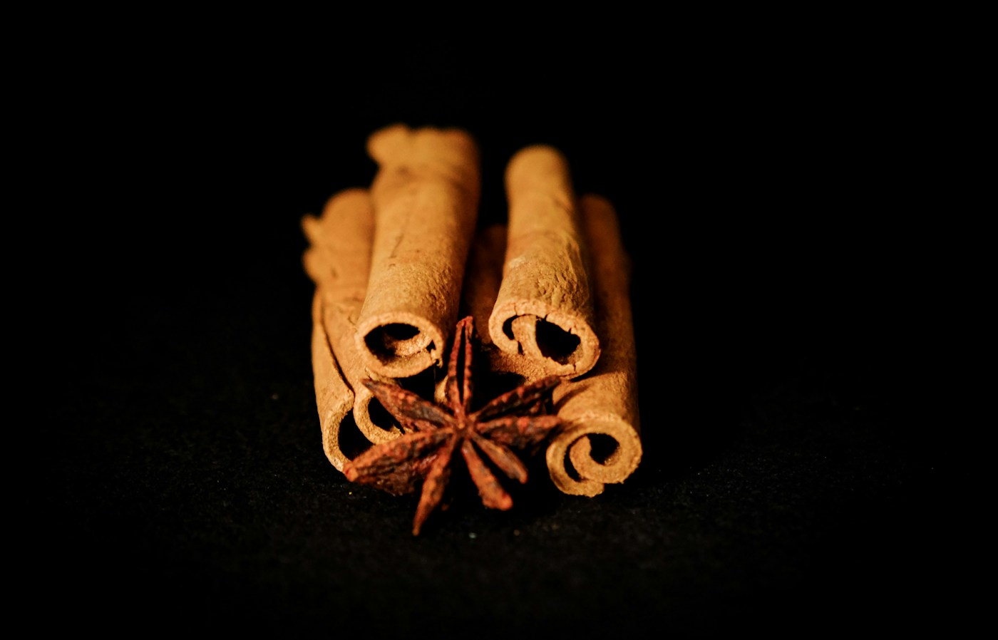 Kayu manis dan bunga lawang dengan latar gelap